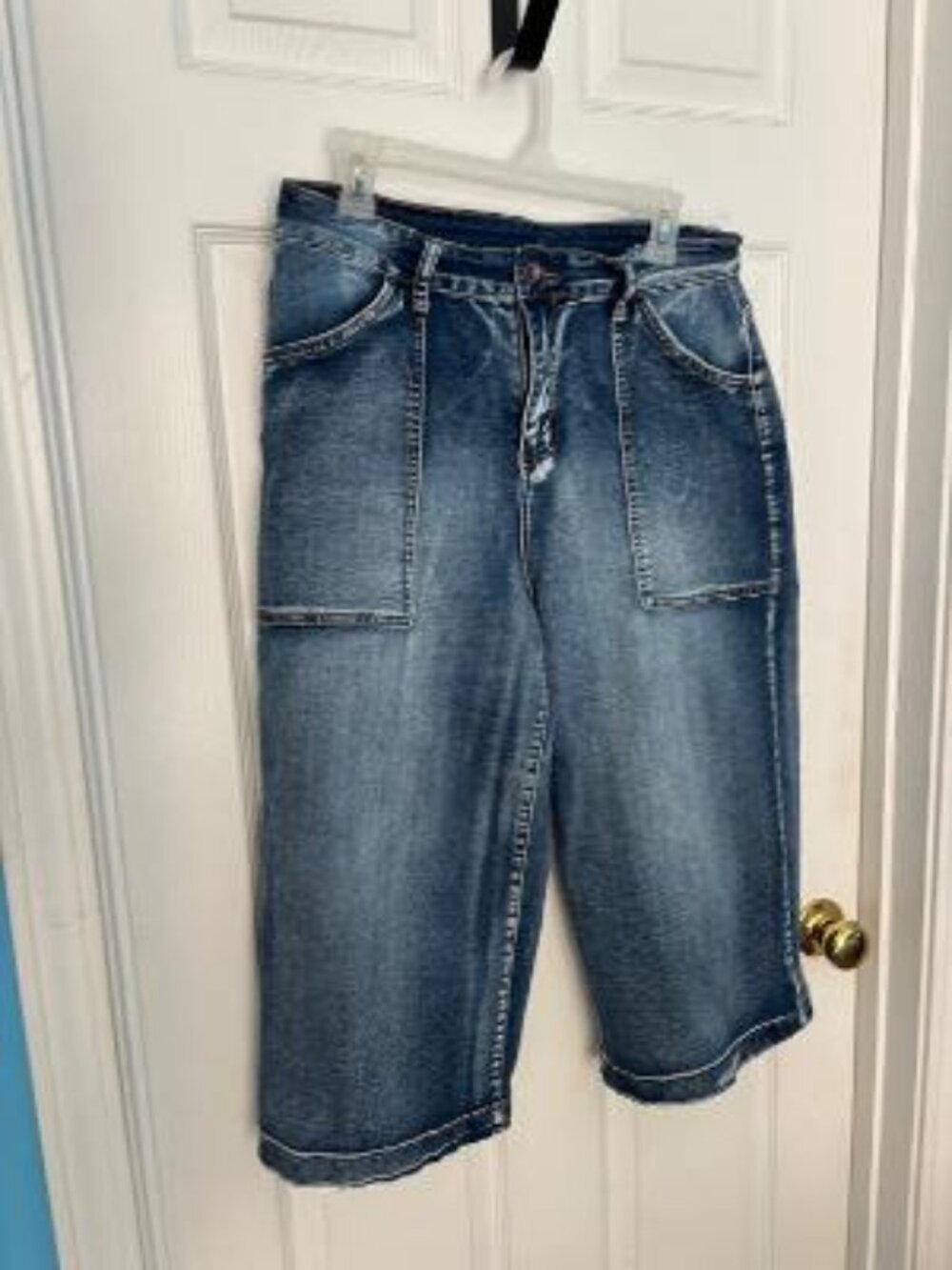 Ladies Capri Blue Denim Style Jeans in Size Large